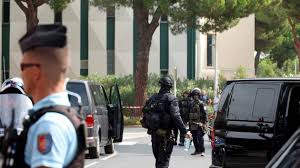 Incendie et explosion devant la synagogue de La Grande-Motte: acte "manifestement criminel", selon Darmanin
